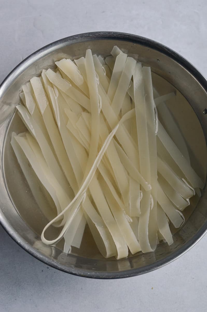 Soaking rice noodles in hot water.