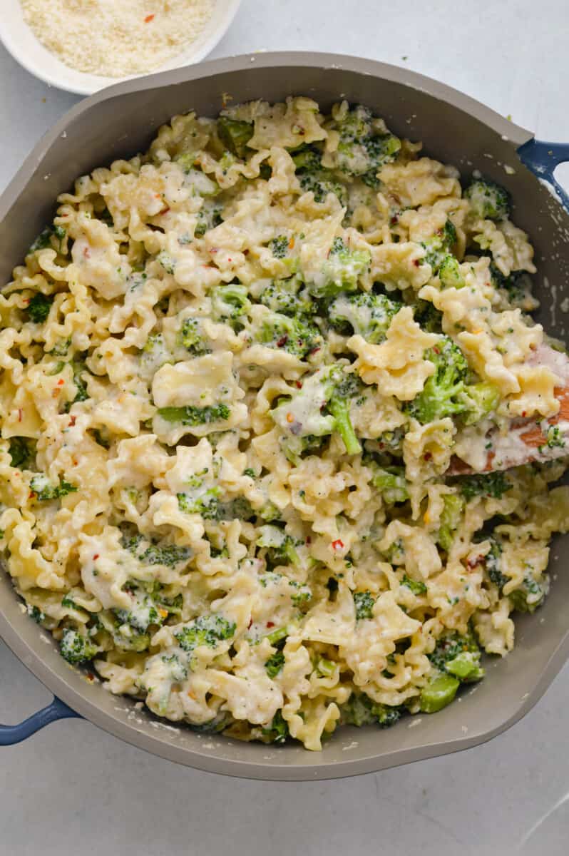 Birds eye of pan with cottage cheese alfredo pasta with broccoli.