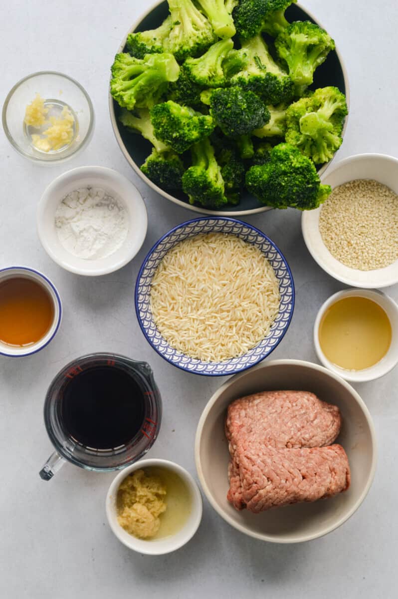 Ingredients including broccoli, ground beef, sesame seeds, cornstarch, soy sauce, honey, ginger, garlic and olive oil.