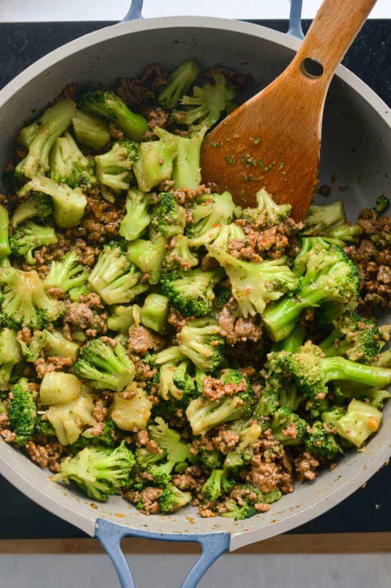 Birds eye of ground beef and broccoli stir fry in a pan.
