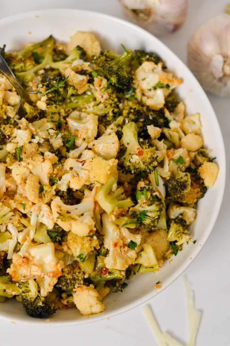 Close up of cauliflower and broccoli in a bowl