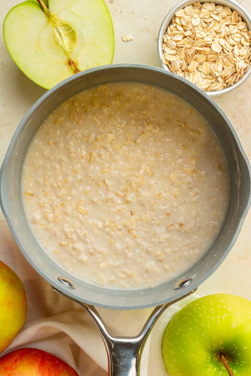 Oats in the pot with milk/water